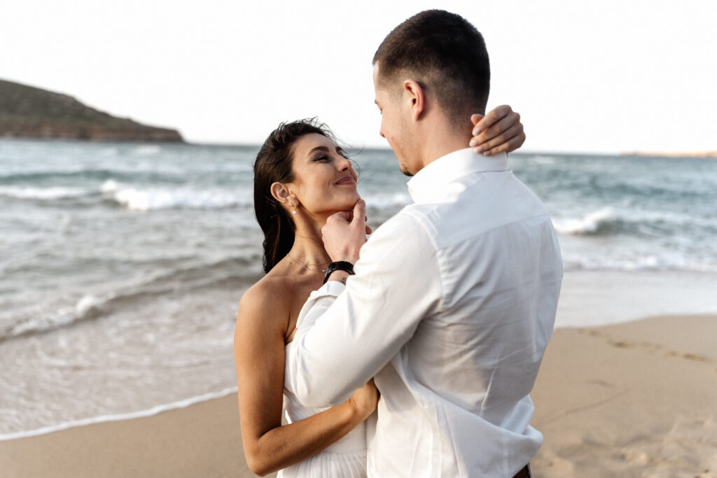 Inniger Blickkontakt zwischen Braut und Bräutigam am Meer – Ibiza Elopement Photographer