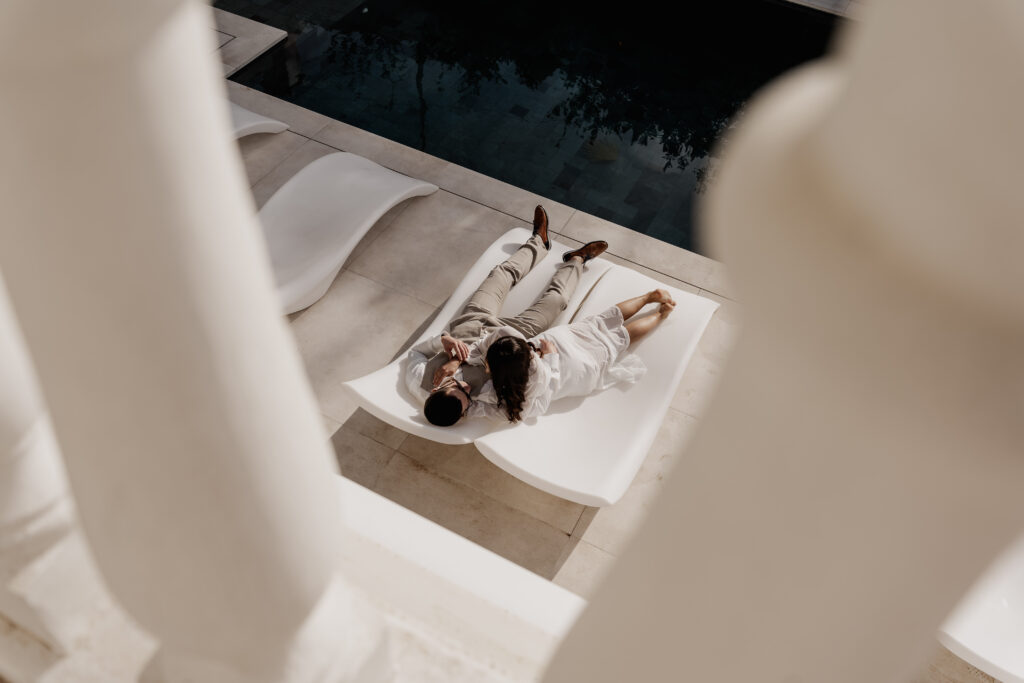 Intimer Moment des Paars auf Liegen eingerahmt von Säulen in Finca auf Ibiza – Ibiza Wedding Photographer