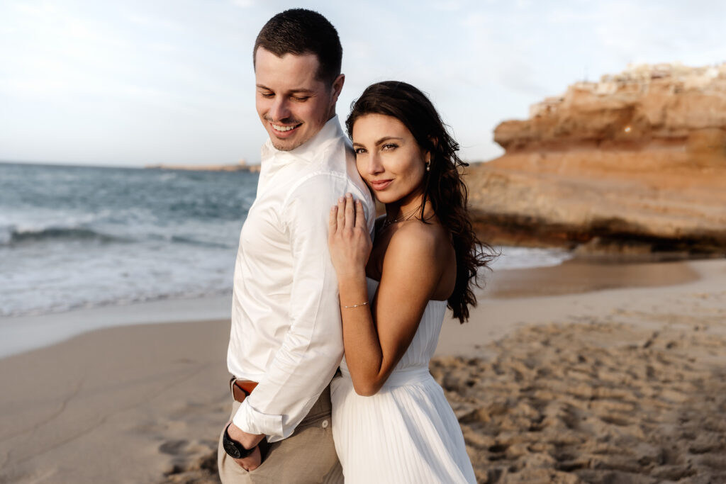 Intimer Moment nach dem Elopement am Strand von Ibiza, Sunsetshooting