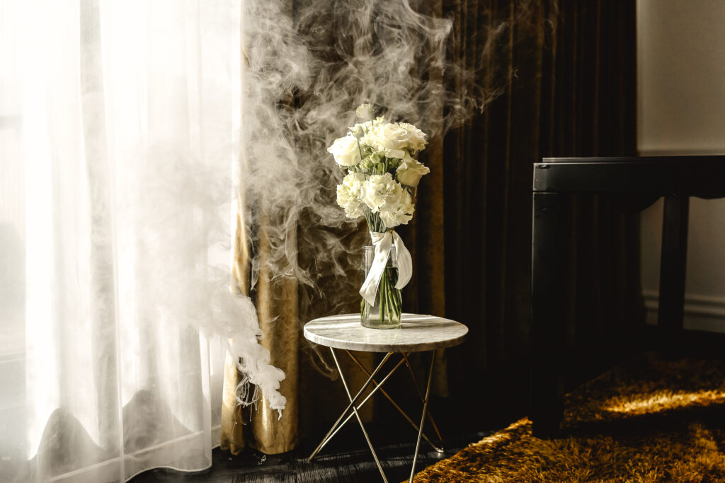 Kreatives Detailbild vom Brautstrauß im Lichtspiel – Roomers Hotel München
