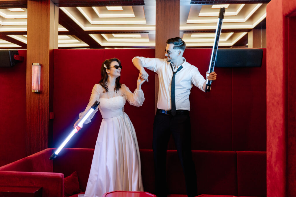 Kreatives Hochzeitsshooting mit Lichtspiel in der Bar – festgehalten vom hochzeitsfotograf München