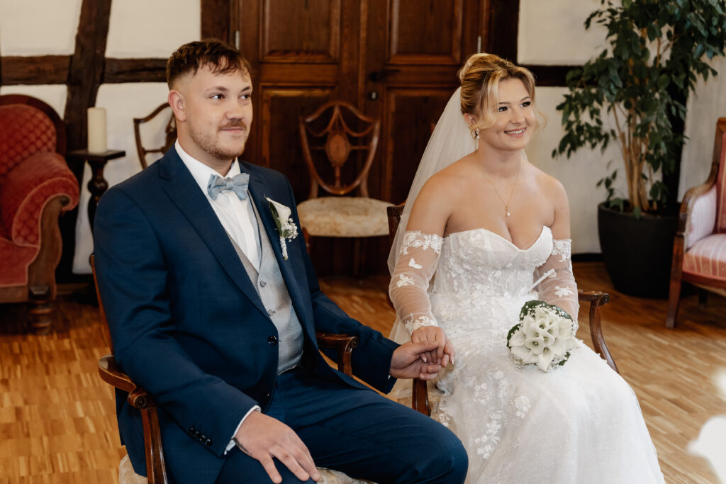 Lächelnde Braut und Bräutigam während der Trauung im Alten Posthof Hattersheim. Hochzeitsfotograf Frankfurt