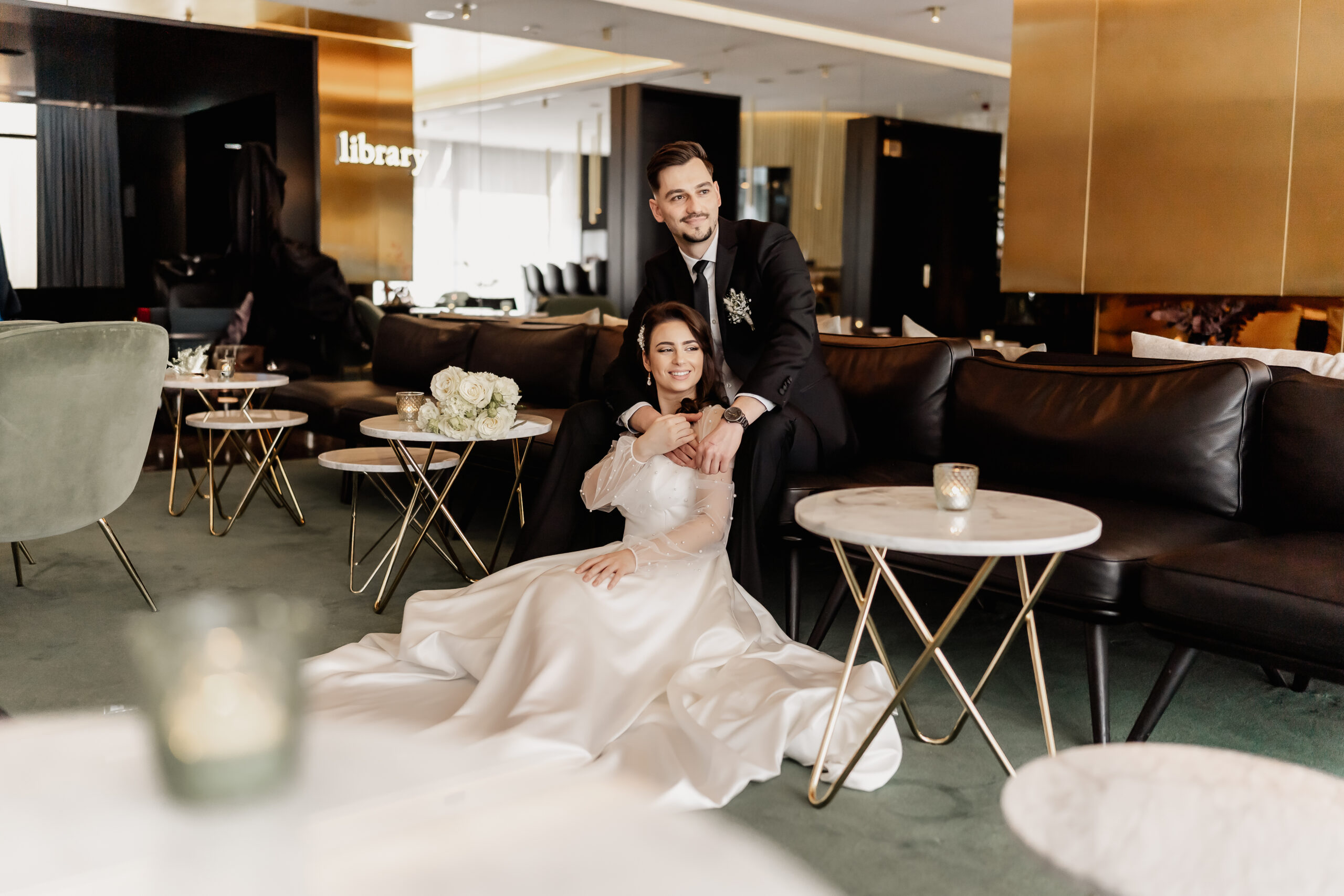 Lächelndes Brautpaar in der Hotellobby – entspannte Atmosphäre im Roomers Hotel München.