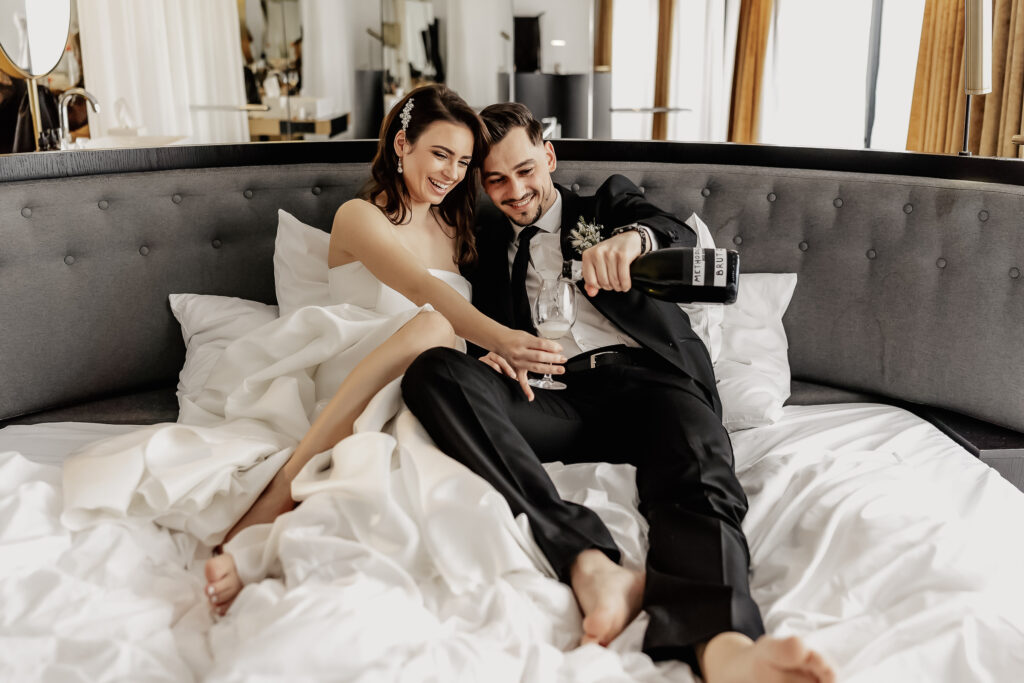 Lässige Hochzeit im Bett – Champagner und Liebe im Roomers Hotel München