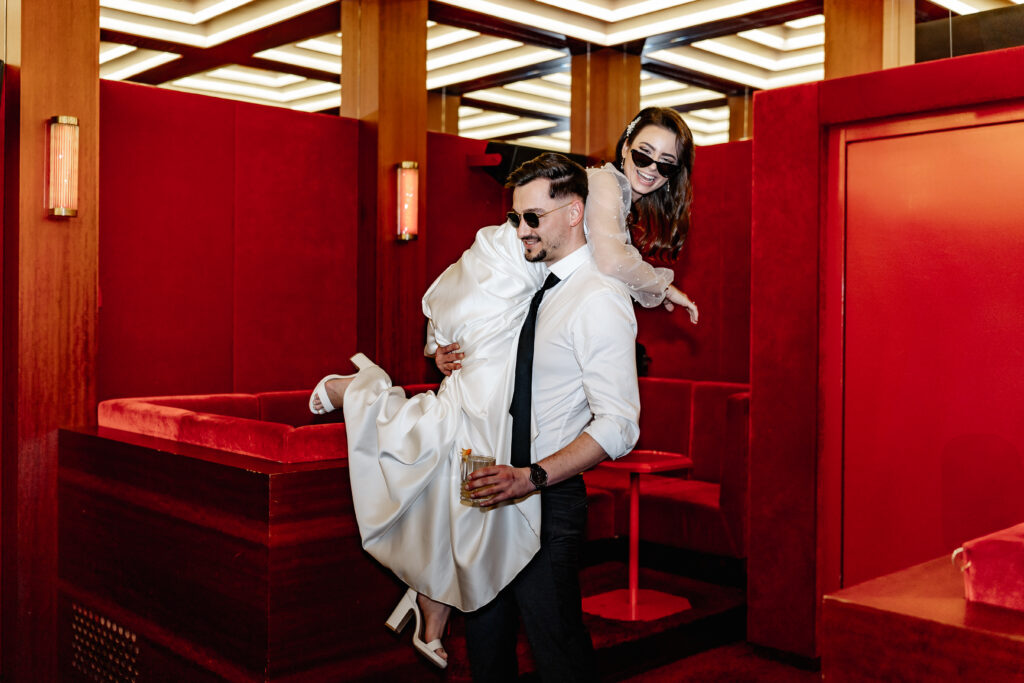 Lässiges Bar-Shooting im Roomers Hotel München – Spaßmomente vom hochzeitsfotograf München eingefangen