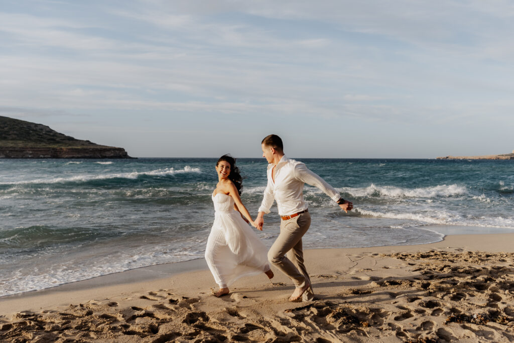 Lebendiger Laufmoment des Paares am Strand – Destination Wedding Photographer