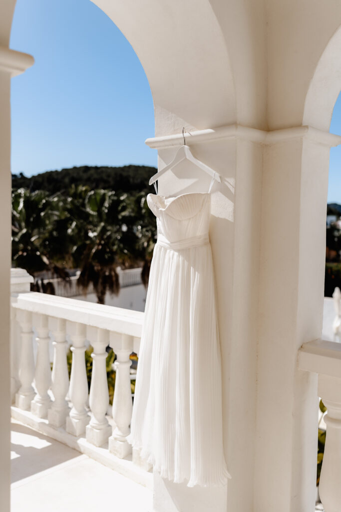 Leichtes Brautkleid weht auf einer Ibiza-Terrasse – festgehalten vom Ibiza Wedding Photographer