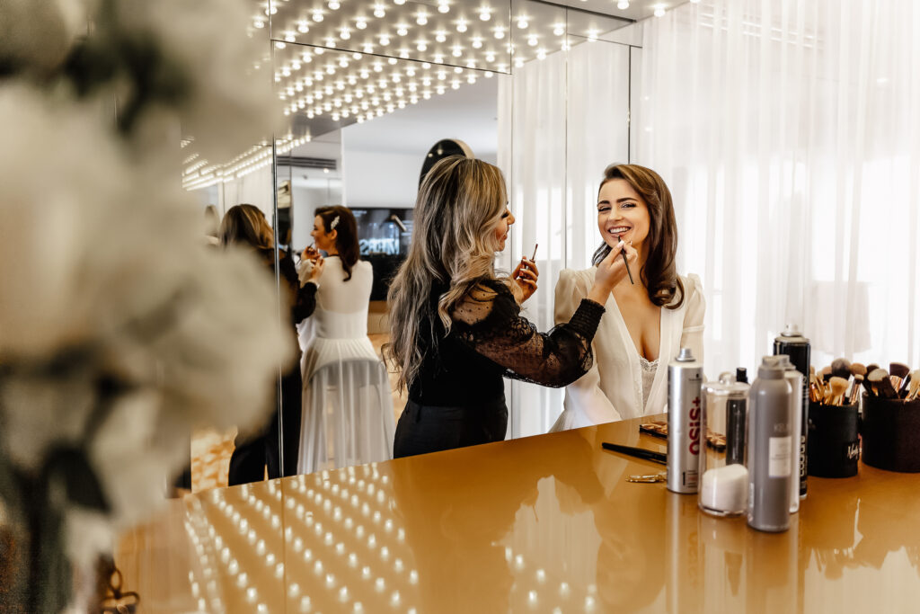 Letzter Feinschliff beim Make-up – Hochzeitsreportage München Roomers Hotel