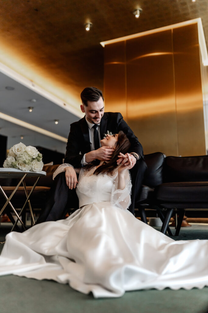 Liebe in der Hotellobby – ein Brautpaarshooting mit Eleganz im Roomers Hotel München
