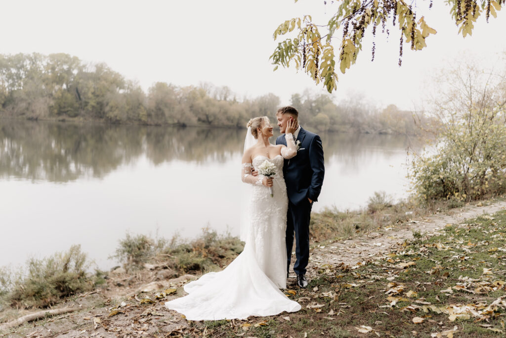 Liebevolle Blicke zwischen Braut und Bräutigam aufgenommen von Hochzeitsfotograf Frankfurt
