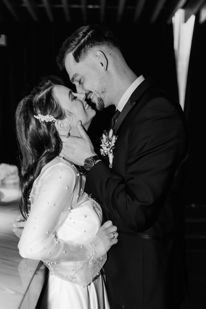 Liebevoller Augenblick zwischen Braut und Bräutigam - Hochzeitsfotograf München