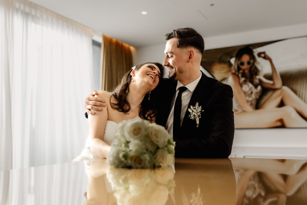 Liebevolles Paarshooting im Roomers Hotel – Hochzeitsreportage hochzeitsfotograf München