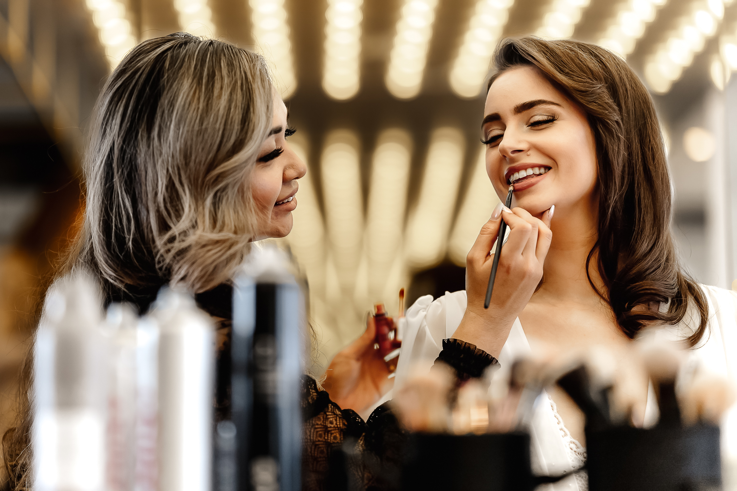 Lippenstift mit Lächeln – Braut beim Styling im Roomers Hotel München