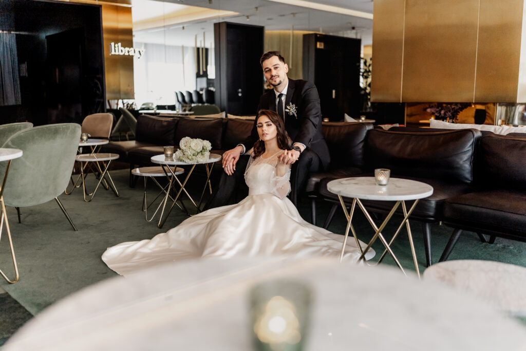 Modernes Brautpaarshooting in der Lobby des Roomers Hotel München – elegant und stilvoll