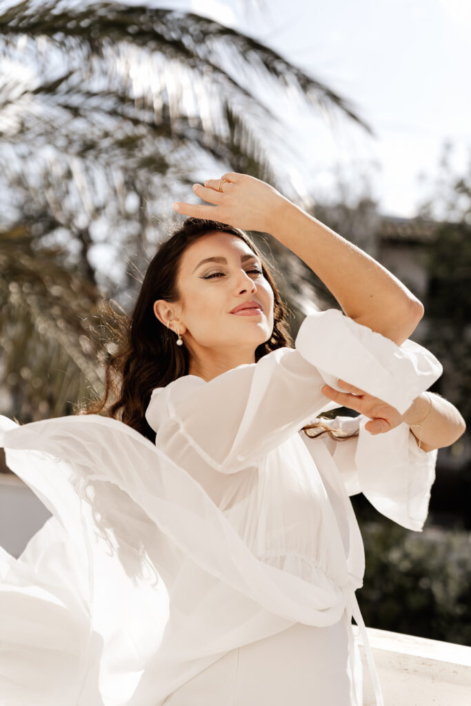 Nahaufnahme der Braut beim Tanzen mit fließendem Kleid – Ibiza Wedding Photographer