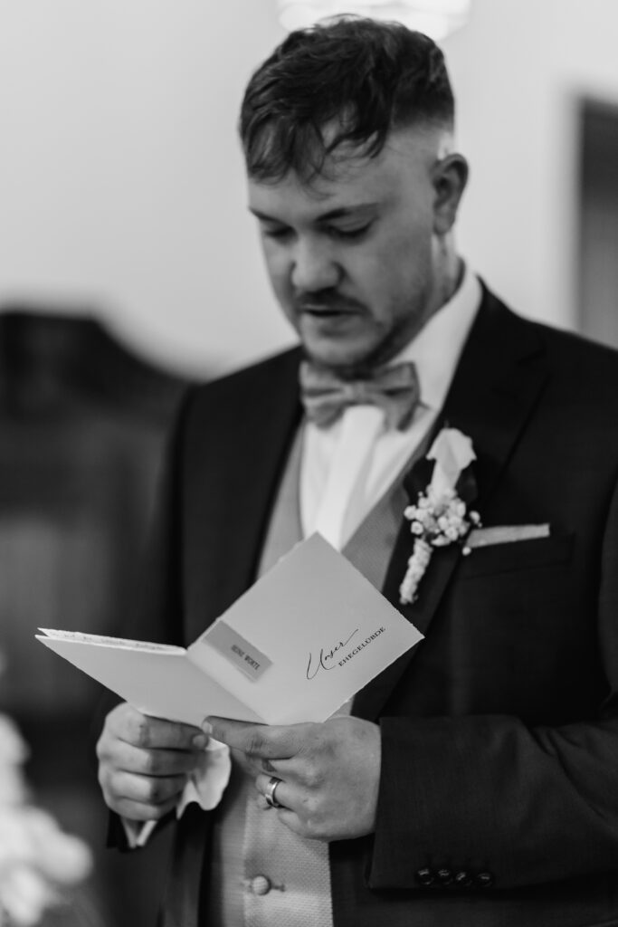 Nahaufnahme des Bräutigams mit Eheversprechen im Alten Posthof Hattersheim. Hochzeitsfotograf Frankfurt