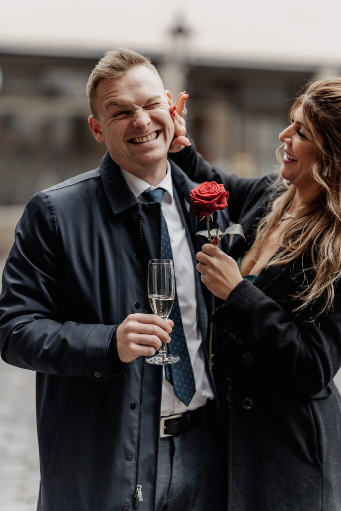Lustiger Moment am Standesamt Aschaffenburg, Hochzeitsfotografie Aschaffenburg