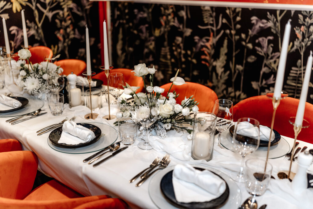 Edel gedeckter Tisch für das Hochzeitsbuffet im Restaurant Rosenhof Niedernberg, Hochzeitsfotos Aschaffenburg