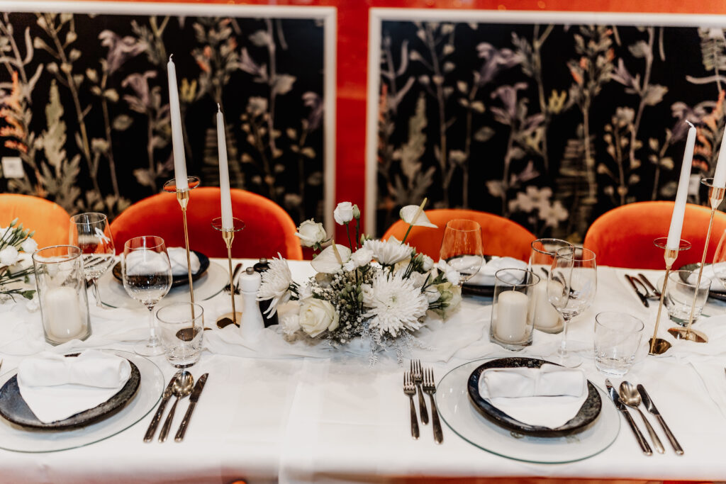Schön gedeckter Tisch für die Hochzeitsfeier im Restaurant Rosenhof Niedernberg, Hochzeitsfotograf Aschaffenburg