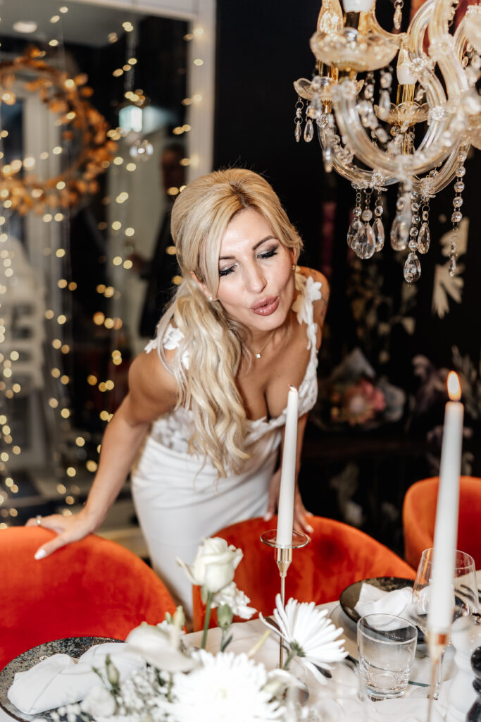 Braut pustet Kerze aus im Restaurant Rosenhof Niedernberg - Hochzeitsfotograf Aschaffenburg