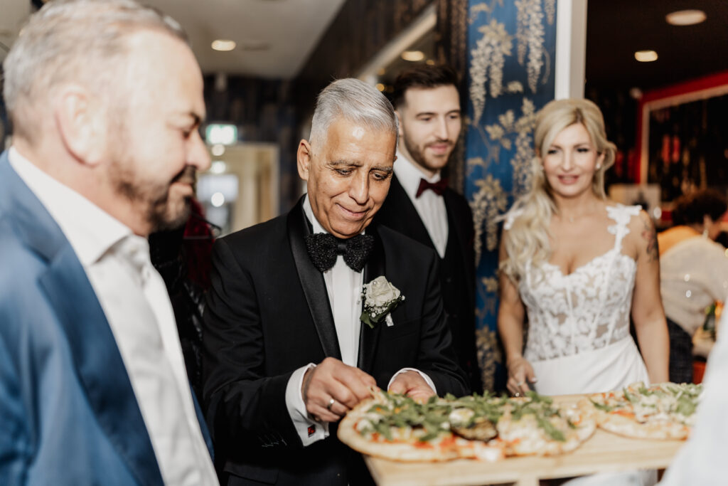 Bräutigam bedient sich am Pizza Buffet im Restaurant Rosenhof Niedernberg