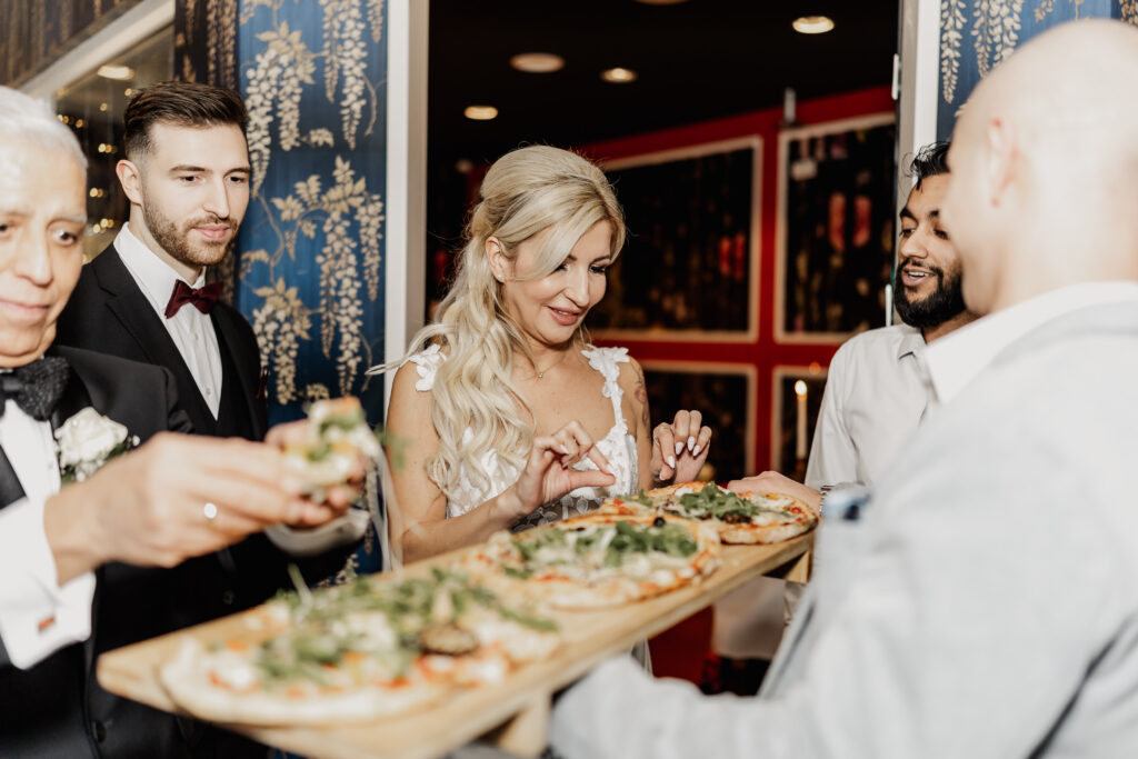 Bräutigam bedient sich am Pizza Buffet im Restaurant Rosenhof Niedernberg
