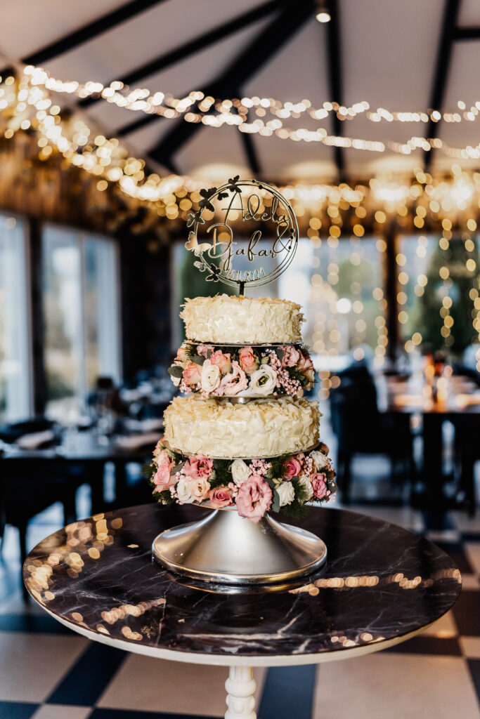Schön dekorierte Hochzeitstorte im Restaurant Rosenhof Niedernberg, Hochzeitsfotografie Aschaffenburg