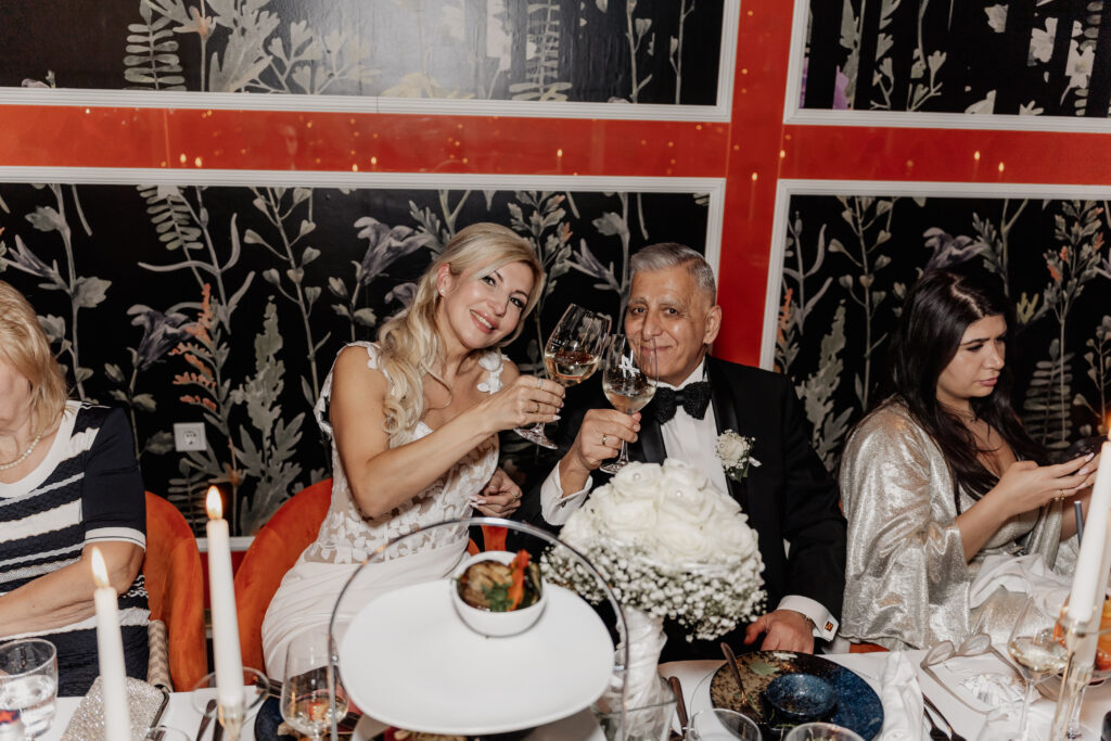 Brautpaar stößt mit Champagner im Restaurant Rosenhof Niedernberg an- Hochzeitsfotograf Aschaffenburg