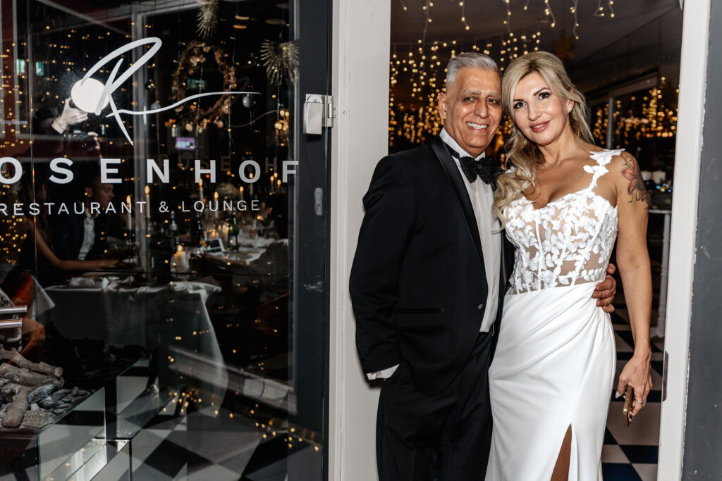 Brautpaar posiert in der Tür zum Restaurant Rosenhof Niedernberg - Hochzeitsfotograf Aschaffenburg