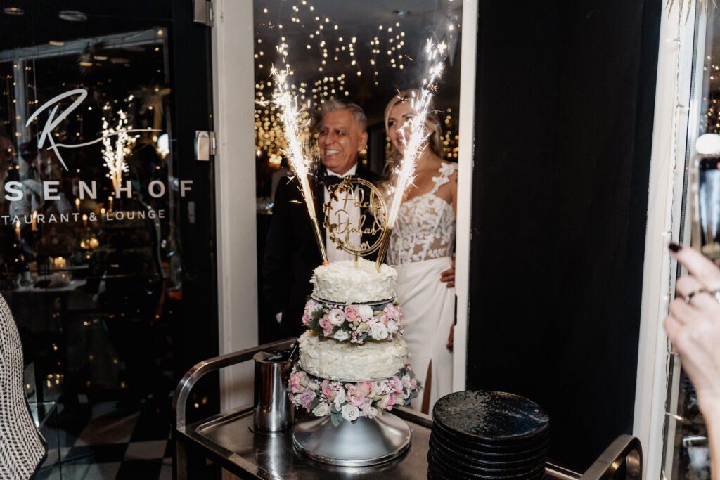 Brautpaar freut sich über die Hochzeitstorte im Restaurant Rosenhof Niedernberg