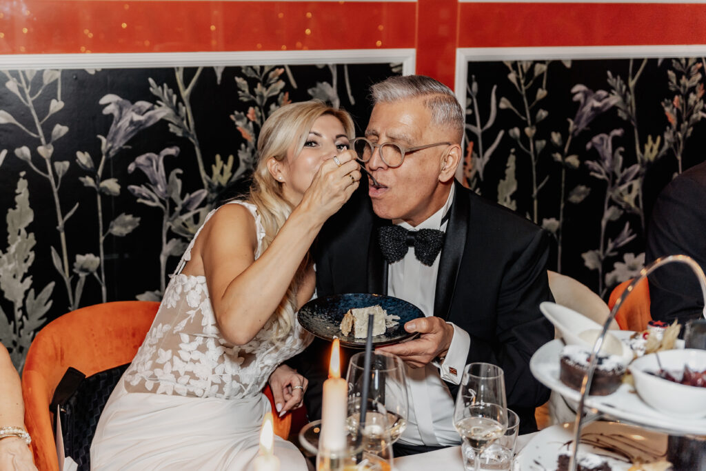 Brautpaar füttert sich gegenseitig mit der Hochzeitstorte im Restaurant Rosenhof Niedernberg