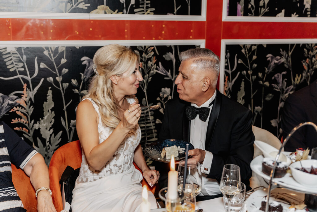 Brautpaar beim essen der Hochzeitstorte im Restaurant Rosenhof Niedernberg