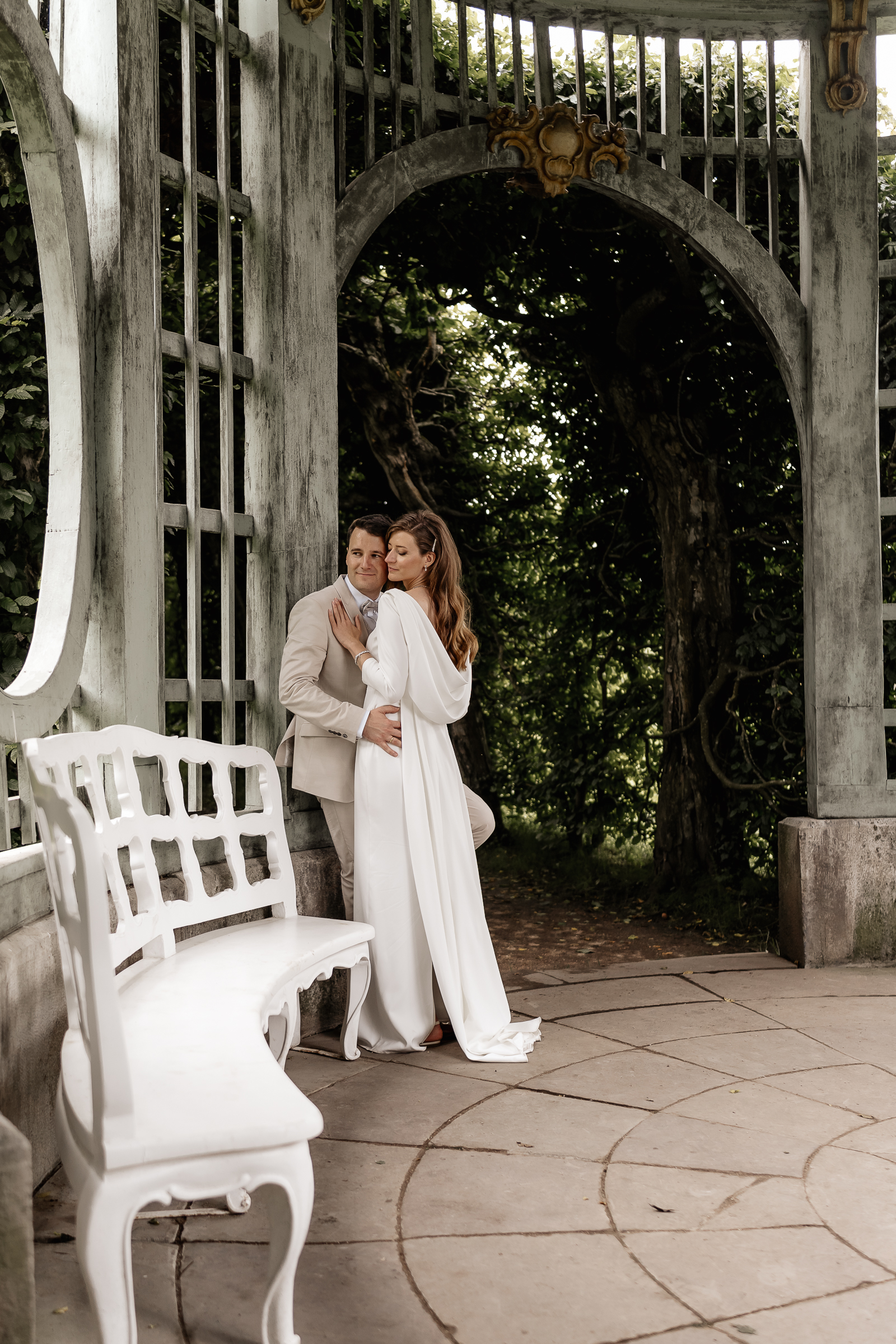 Brautpaar steht innig während dem Brautpaarshooting