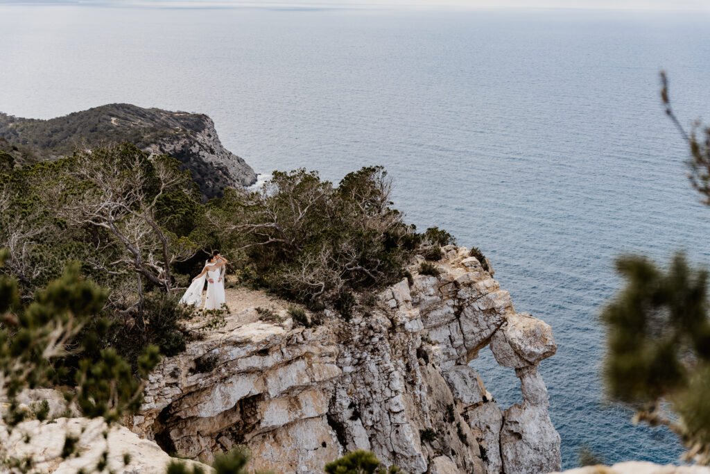 Paar umarmt sich auf Klippe – Ibiza Wedding Photographer bei Elopement