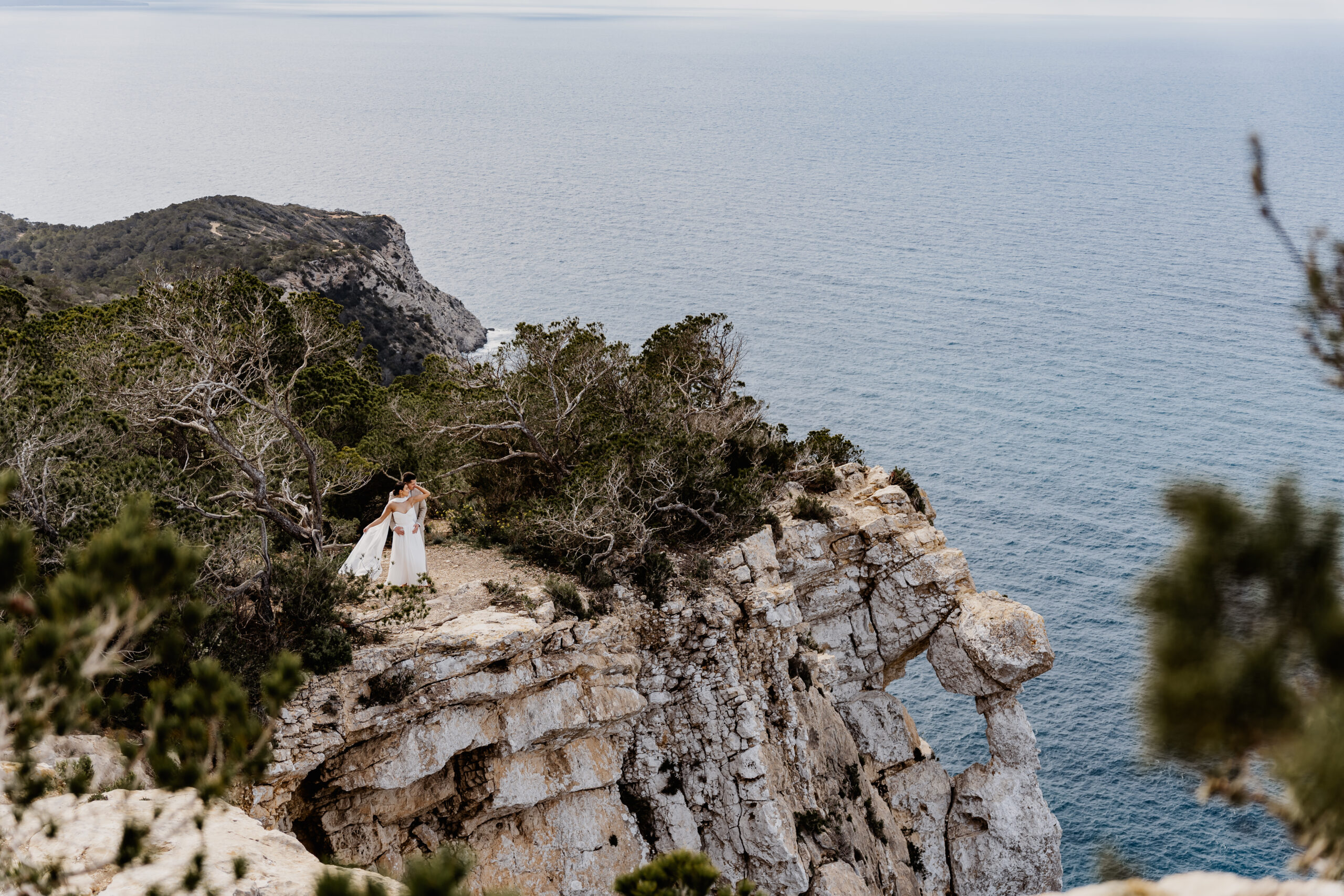 Paar umarmt sich auf Klippe – Ibiza Wedding Photographer bei Elopement