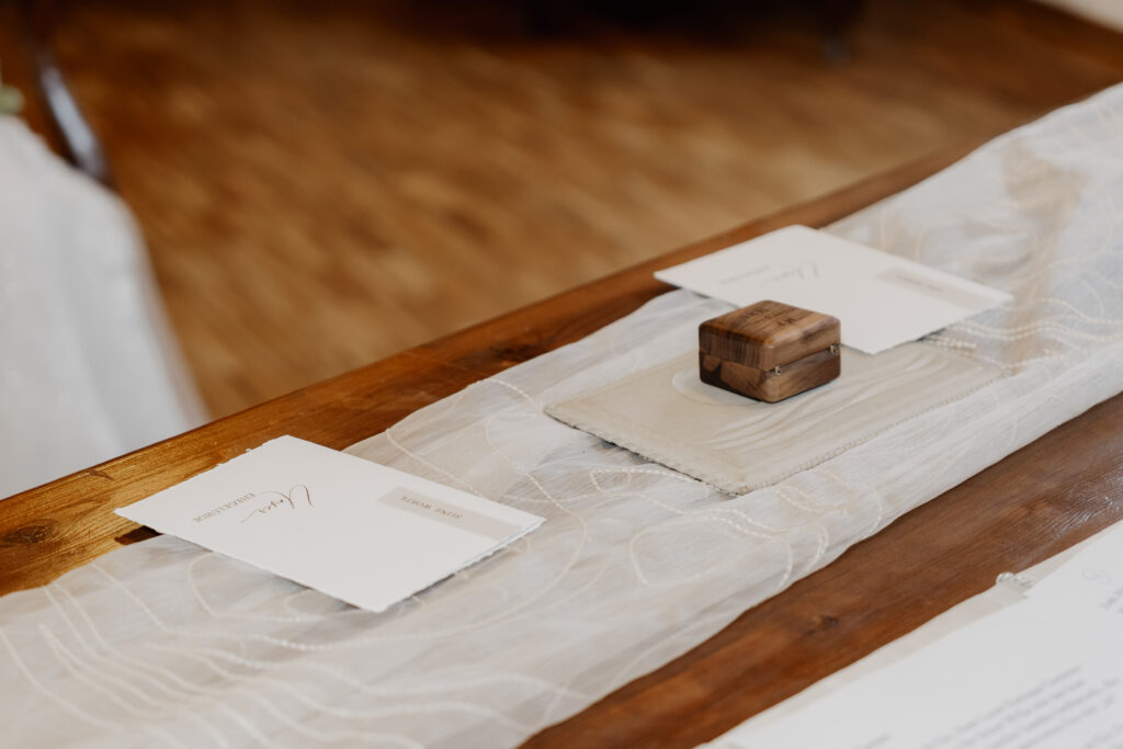 Ringbox mit Eheringen auf dekoriertem Tisch im Alten Posthof Hattersheim. Hochzeitsfotograf Frankfurt