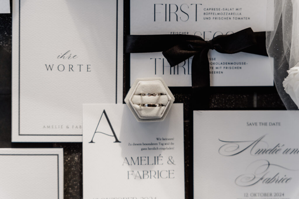 Elegante Hochzeitspapeterie mit Ringen und weiteren Details