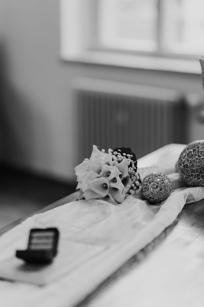 Ringe und Brautstrauß im Alten Posthof Hattersheim, Hochzeitsfotograf Frankfurt