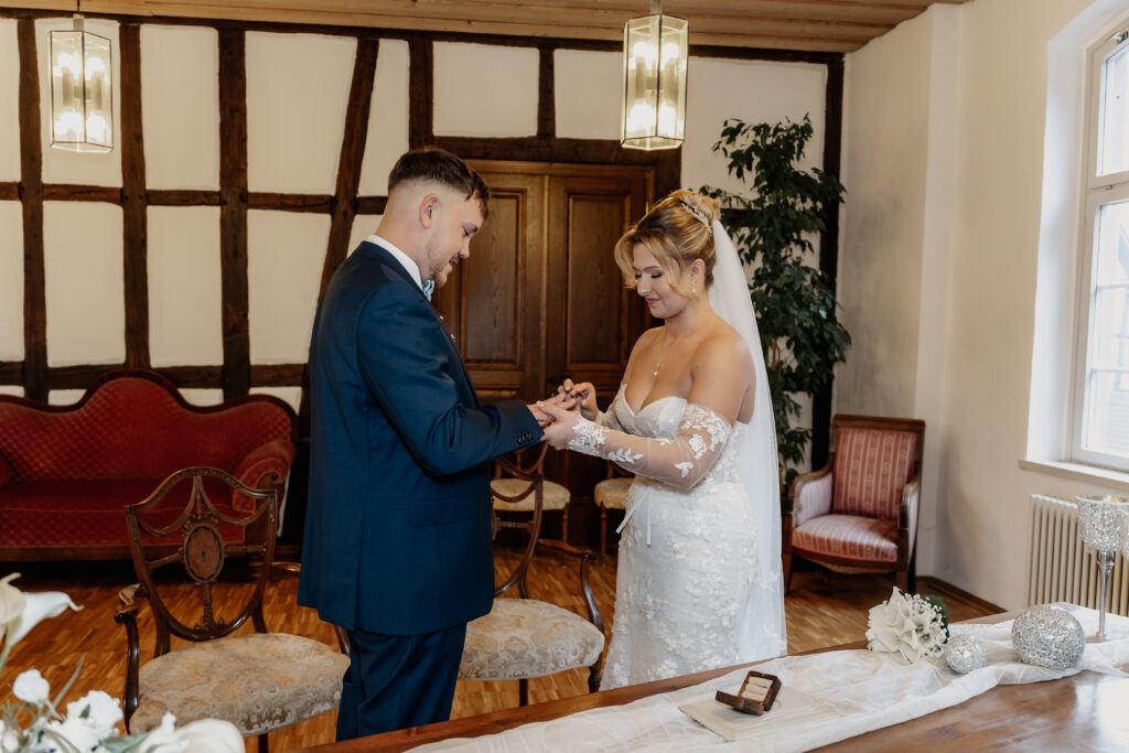 Ringwechsel im Trauusal im Alten Posthof Hattersheim. Hochzeitsfotograf Frankfurt