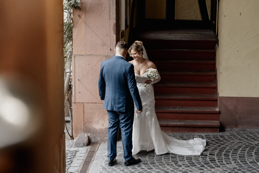 Romantischer First Look – Braut und Bräutigam im Alten Posthof Hattersheim. Hochzeitsfotograf Frankfurt