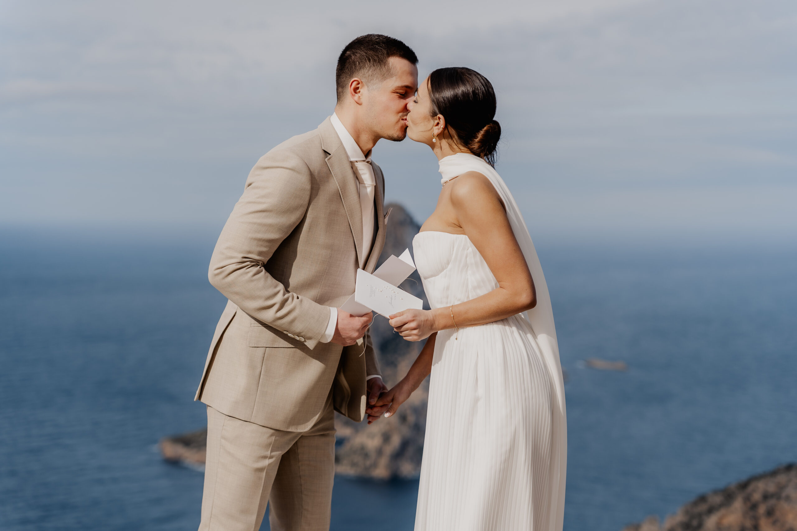 Romantischer Kuss auf Ibiza mit Blick auf es Vedra – captured by Ibiza Wedding Photographer