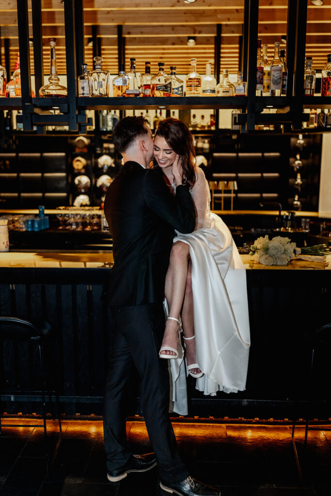 Romantischer Moment an der Hotelbar im Roomers Hotel München - Hochzeitsfotograf München