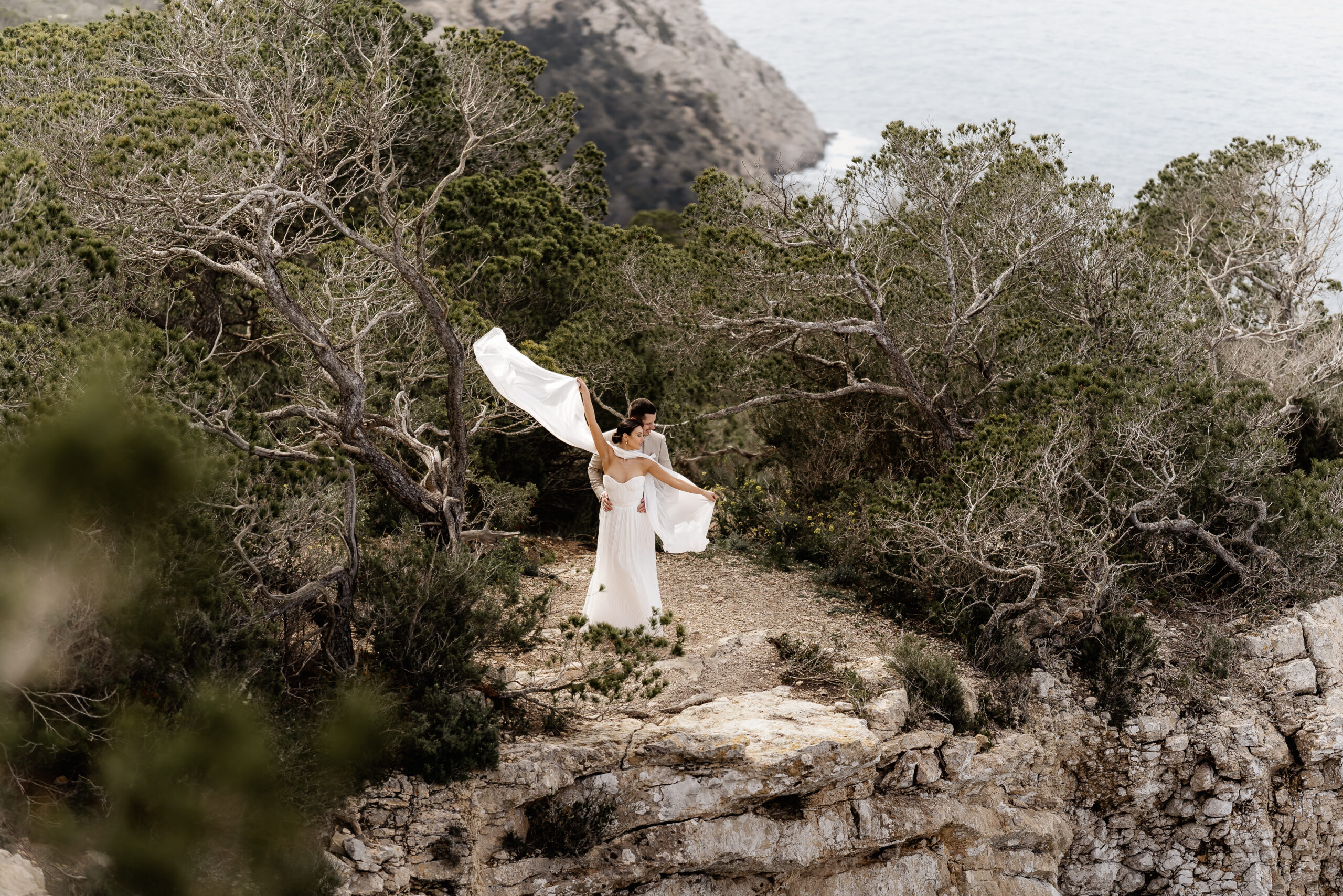 Romantischer Moment im Wald – Brautpaar tanzt zwischen Bäumen auf Ibiza, eingefangen von Ibiza Elopement Fotograf