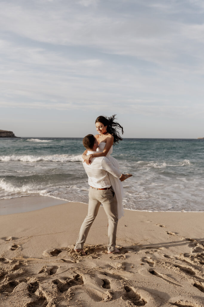Romantisches Hochzeitsshooting am Strand auf Ibiza – Ibiza Elopement Photographer