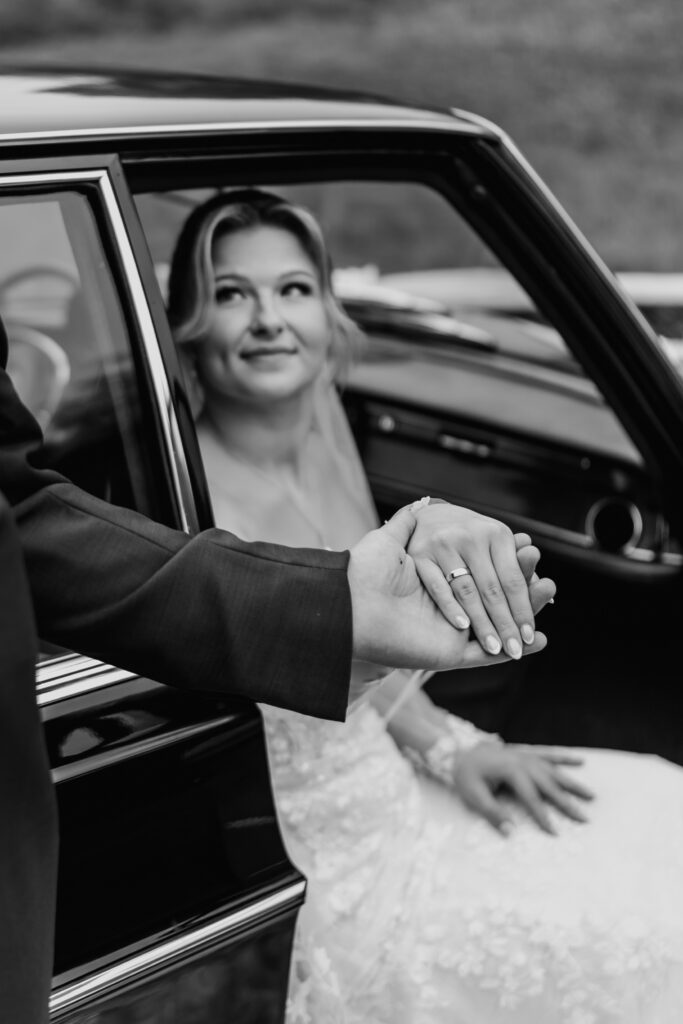 Schwarz-Weiß-Foto von Braut im Hochzeitsauto – Hochzeitsfotografie in Frankfurt