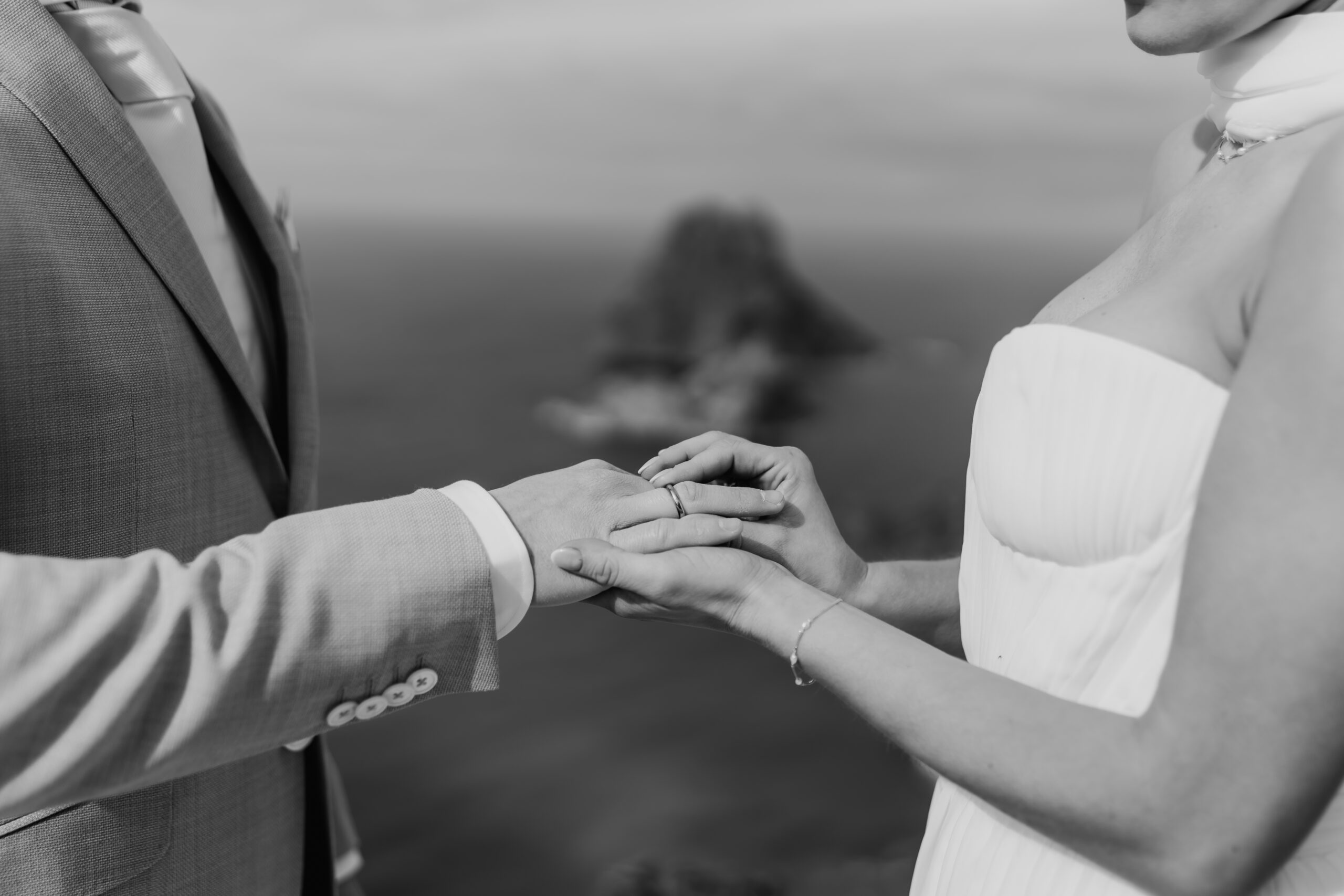 Schwarz-weiß Detailaufnahme vom Ringtausch – festgehalten bei einer Elopement Hochzeit auf Ibiza