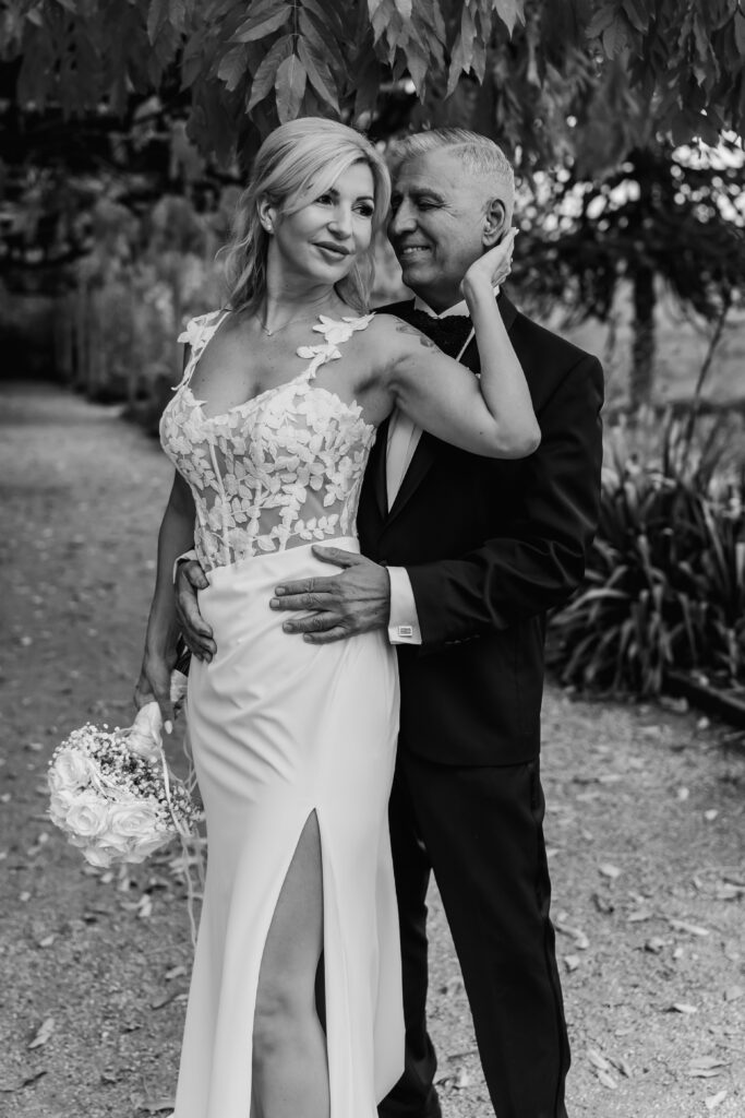 Schwarz-weiß Porträt eines innigen Brautpaarmoments – Hochzeitsfotograf Aschaffenburg