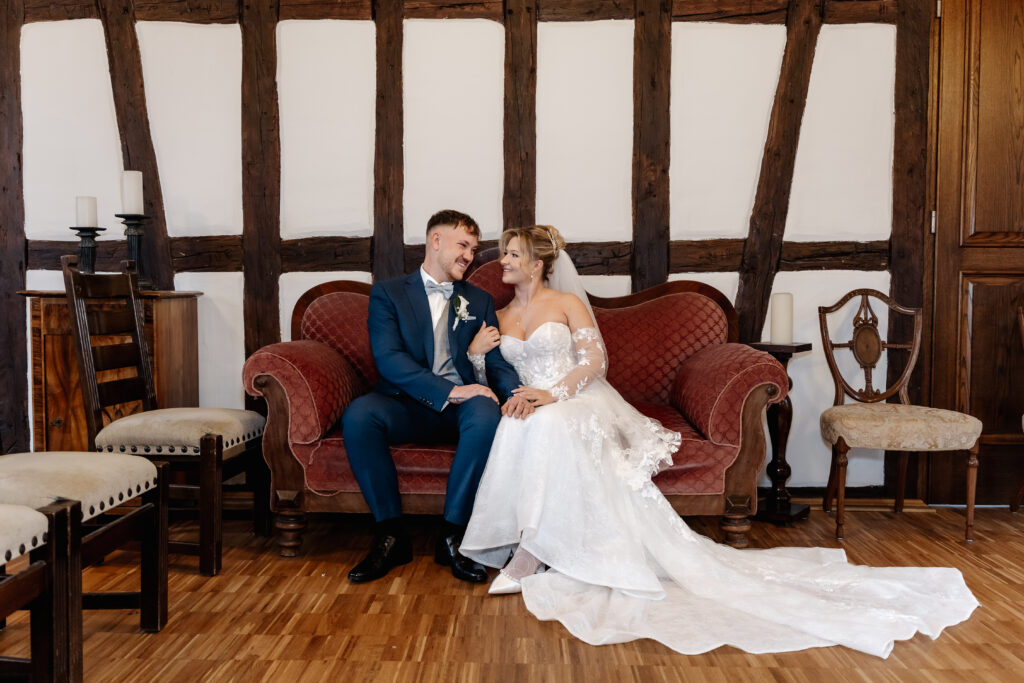 Shooting mit dem Brautpaar nach der Trauung im Alten Posthof Hattersheim. Hochzeitsfotograf Frankfurt