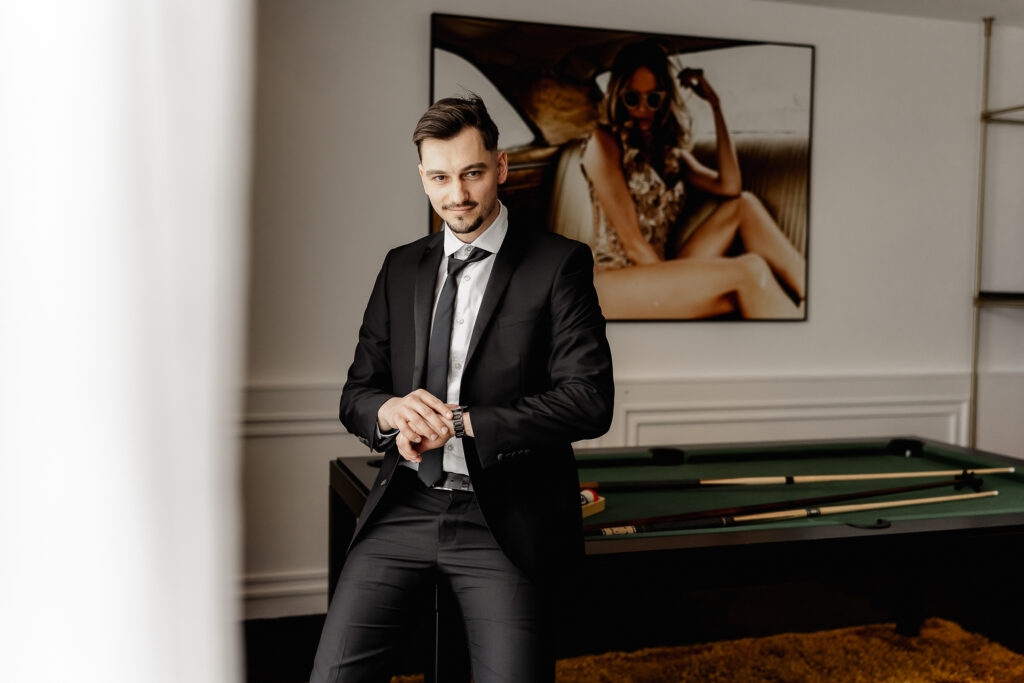 Stilvoller Bräutigam vor der Hochzeit aufgenommen von Hochzeitsfotograf München im Roomers Hotel München