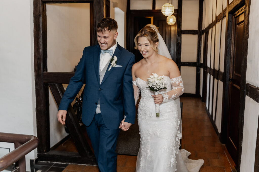 Strahlendes Brautpaar – Liebevolle Momente im Alten Posthof Hattersheim. Hochzeitsfotograf Frankfurt